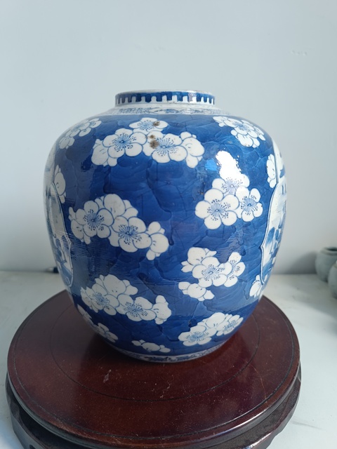 古玩陶瓷青花留白冰梅紋開光山水紋青花罐真品鑒賞圖