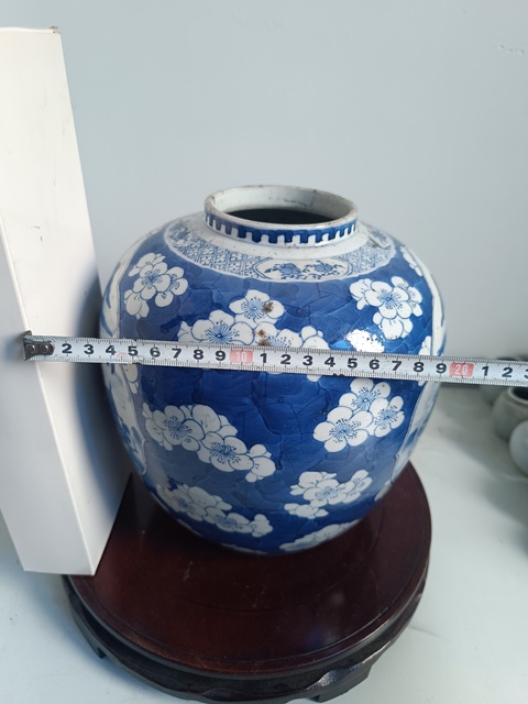 古玩陶瓷青花留白冰梅紋開光山水紋青花罐真品鑒賞圖