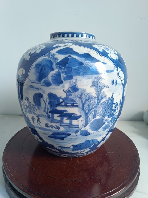 古玩陶瓷青花留白冰梅紋開光山水紋青花罐真品鑒賞圖