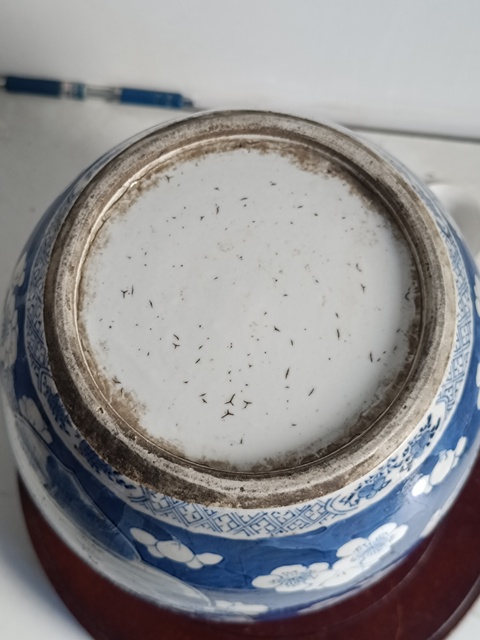 古玩陶瓷青花留白冰梅紋開光山水紋青花罐真品鑒賞圖