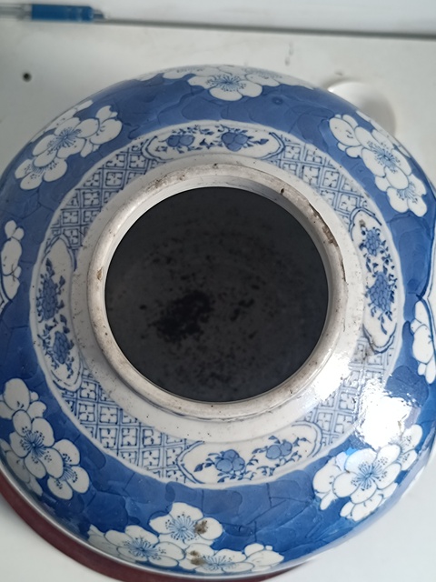 古玩陶瓷青花留白冰梅紋開光山水紋青花罐真品鑒賞圖