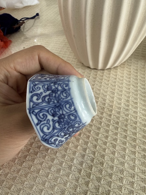 古玩陶瓷花卉青花杯真品鑒賞圖