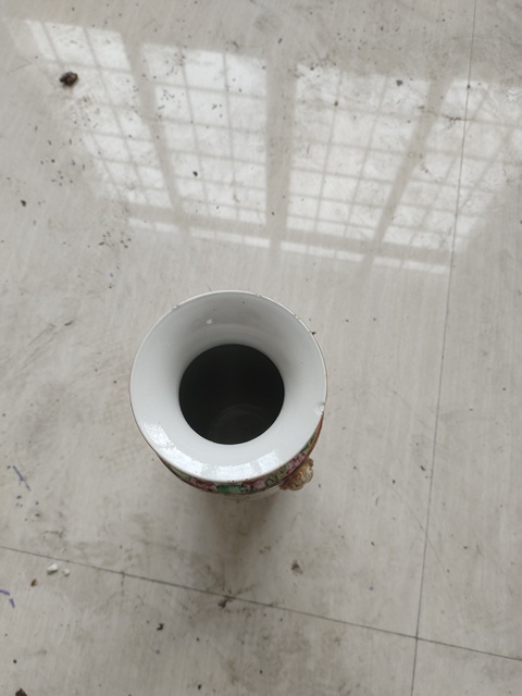 古玩陶瓷人物花鳥蝶紋雙鋪首廣彩瓶真品鑒賞圖