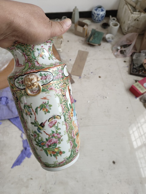 古玩陶瓷人物花鳥蝶紋雙鋪首廣彩瓶真品鑒賞圖