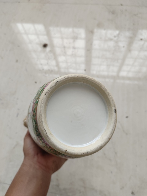 古玩陶瓷人物花鳥蝶紋雙鋪首廣彩瓶真品鑒賞圖