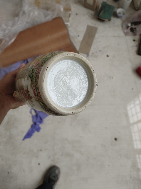 古玩陶瓷人物花鳥蝶紋雙鋪首廣彩瓶真品鑒賞圖