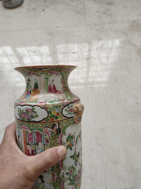 古玩陶瓷人物花鳥蝶紋雙鋪首廣彩瓶真品鑒賞圖