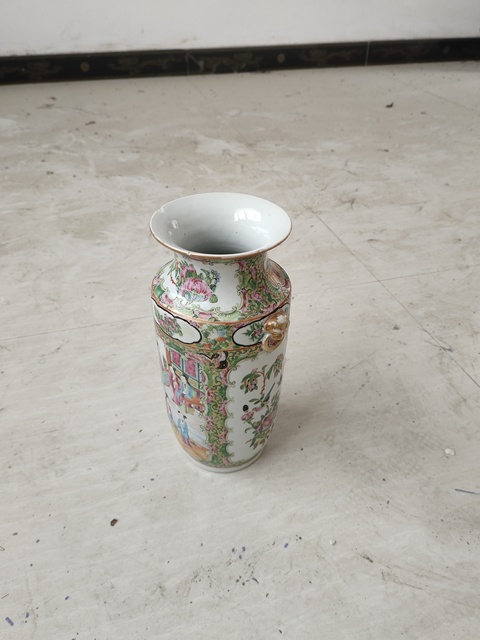古玩陶瓷人物花鳥蝶紋雙鋪首廣彩瓶真品鑒賞圖