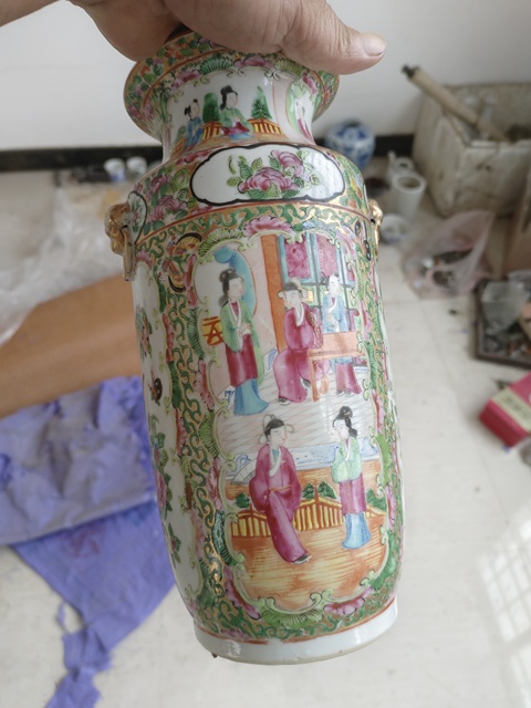 古玩陶瓷人物花鳥蝶紋雙鋪首廣彩瓶真品鑒賞圖