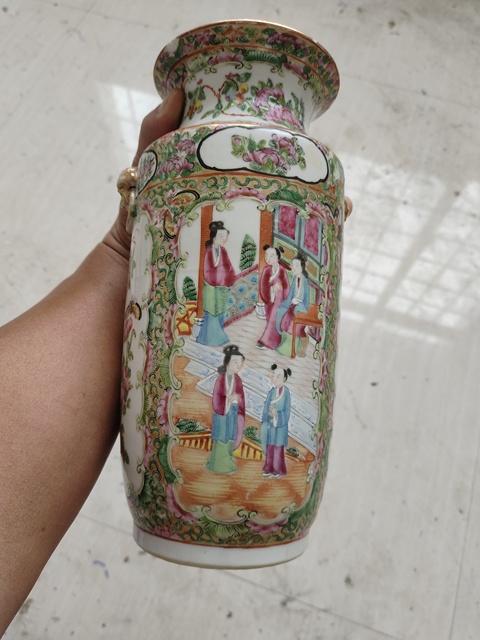 古玩陶瓷人物花鳥蝶紋雙鋪首廣彩瓶真品鑒賞圖