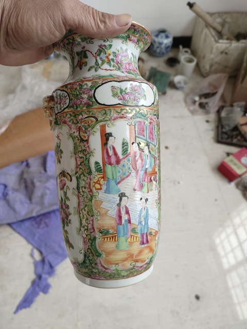 古玩陶瓷人物花鳥蝶紋雙鋪首廣彩瓶真品鑒賞圖