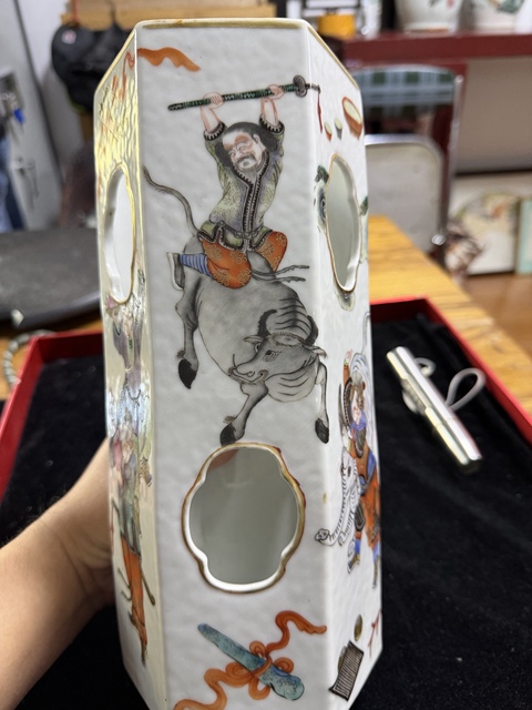 古玩陶瓷六方鏤空粉彩人物帽筒真品鑒賞圖
