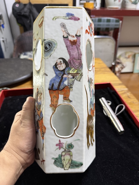 古玩陶瓷六方鏤空粉彩人物帽筒真品鑒賞圖