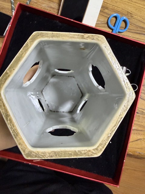 古玩陶瓷六方鏤空粉彩人物帽筒真品鑒賞圖