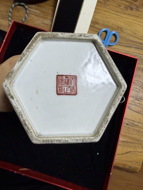 古玩陶瓷六方鏤空粉彩人物帽筒真品鑒賞圖