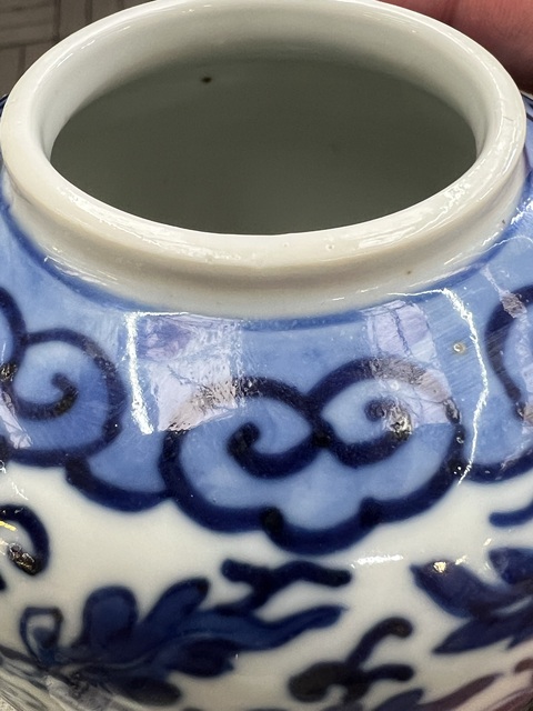 古玩陶瓷花卉紋青花罐真品鑒賞圖