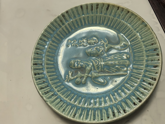 古玩陶瓷孔雀藍釉人物盤真品鑒賞圖