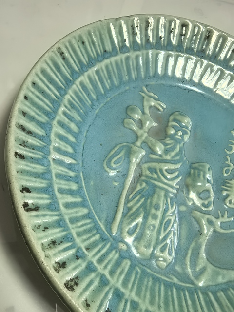 古玩陶瓷孔雀藍釉人物盤真品鑒賞圖
