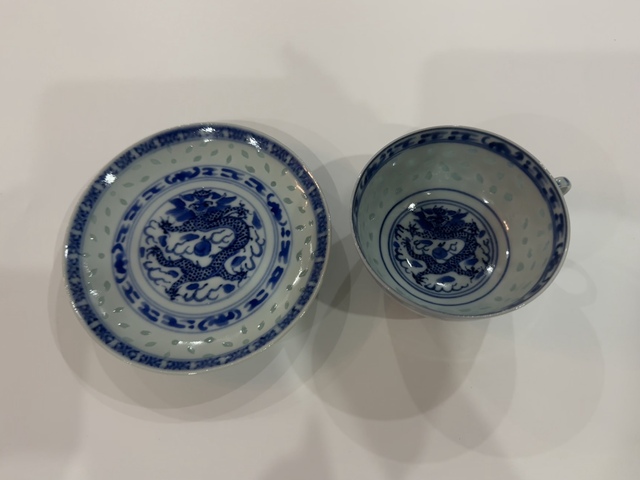 古玩陶瓷玲瓏瓷青花杯盤真品鑒賞圖