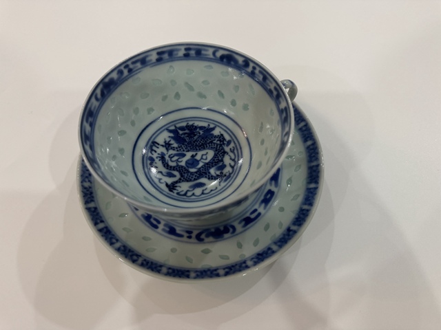 古玩陶瓷玲瓏瓷青花杯盤真品鑒賞圖