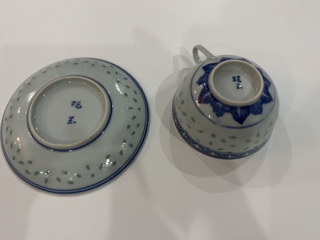 古玩陶瓷玲瓏瓷青花杯盤真品鑒賞圖