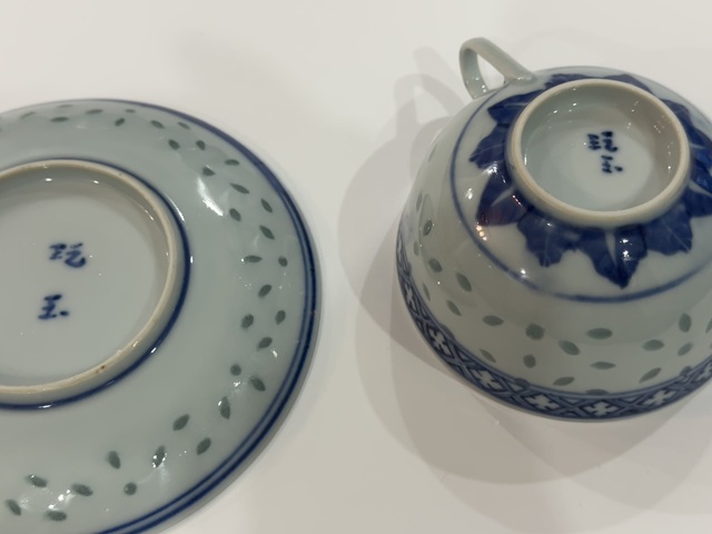 古玩陶瓷玲瓏瓷青花杯盤真品鑒賞圖