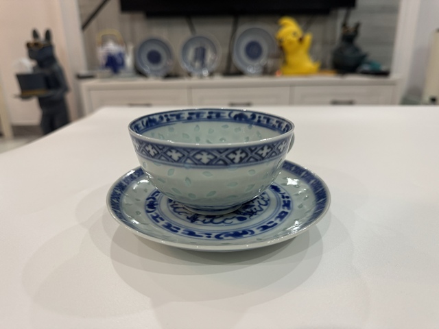 古玩陶瓷玲瓏瓷青花杯盤真品鑒賞圖