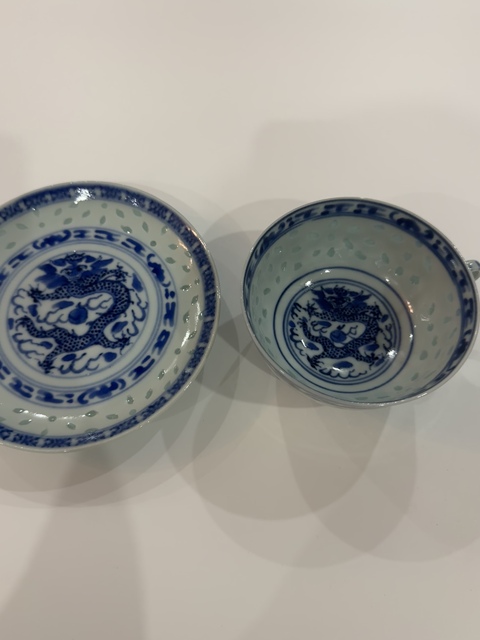 古玩陶瓷玲瓏瓷青花杯盤真品鑒賞圖