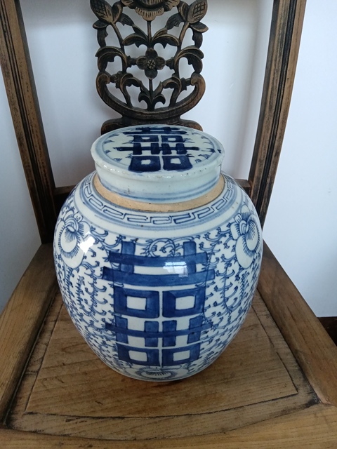 古玩陶瓷纏枝花囍字紋青花蓋罐真品鑒賞圖