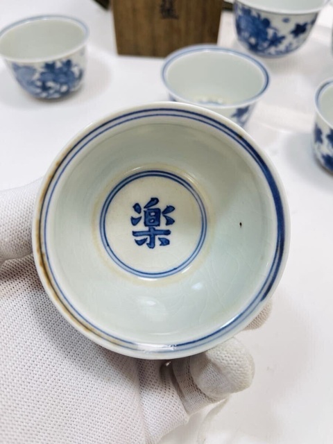古玩陶瓷日本明治青花花卉紋杯真品鑒賞圖
