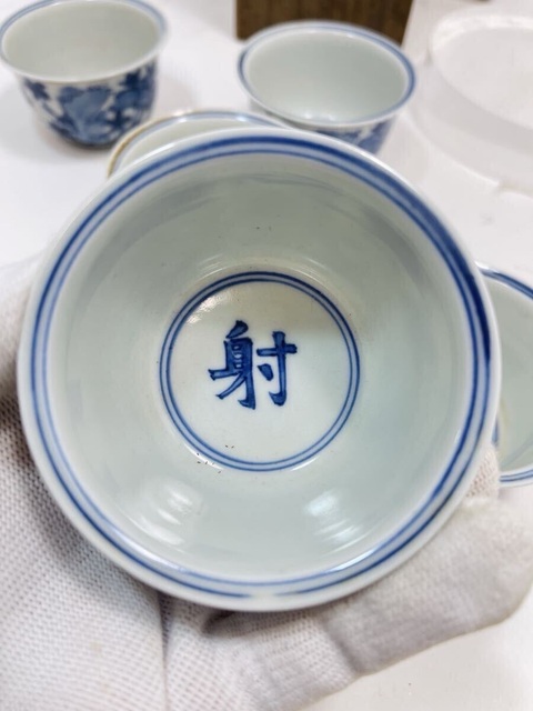 古玩陶瓷日本明治青花花卉紋杯真品鑒賞圖