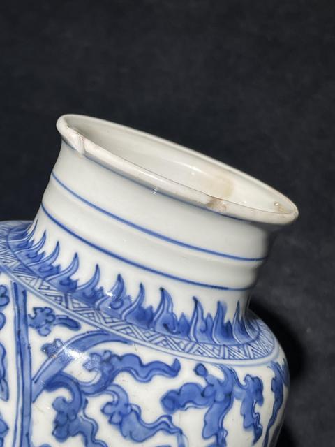 古玩陶瓷花卉紋青花瓶真品鑒賞圖