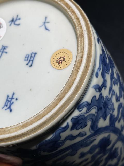 古玩陶瓷花卉紋青花瓶真品鑒賞圖