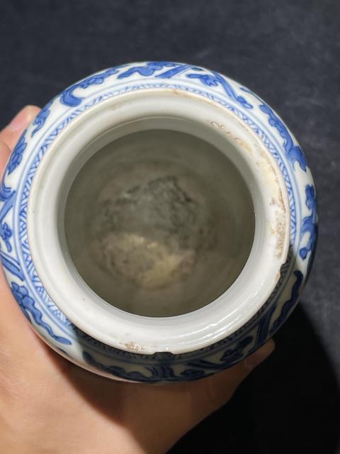 古玩陶瓷花卉紋青花瓶真品鑒賞圖