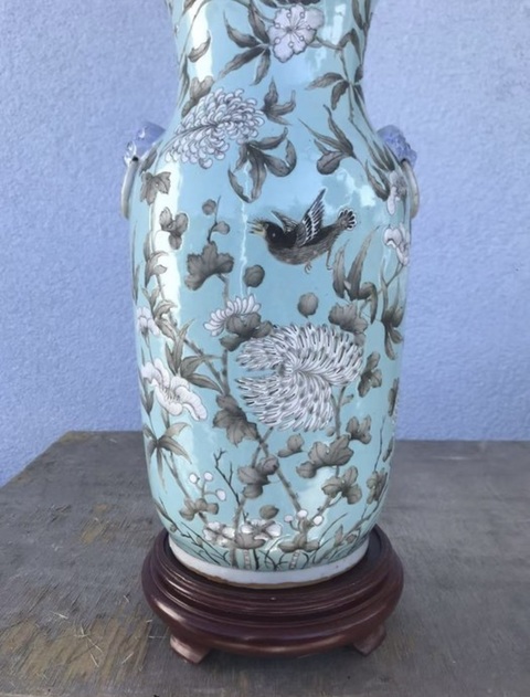 古玩陶瓷綠松石釉地粉彩雙鋪首花鳥紋瓶真品鑒賞圖