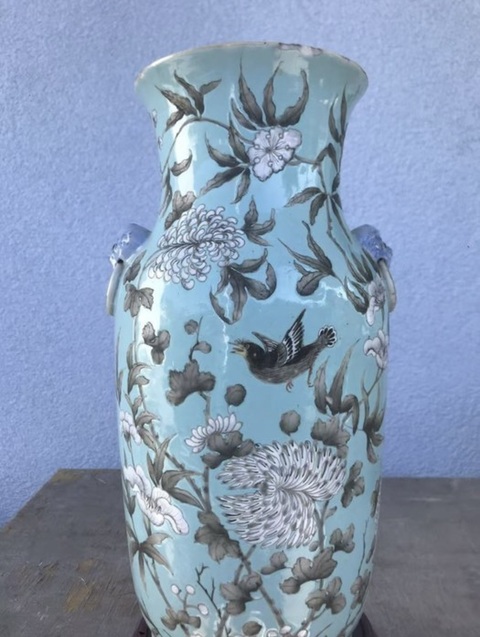 古玩陶瓷綠松石釉地粉彩雙鋪首花鳥紋瓶真品鑒賞圖