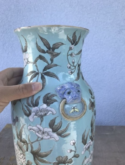 古玩陶瓷綠松石釉地粉彩雙鋪首花鳥紋瓶真品鑒賞圖