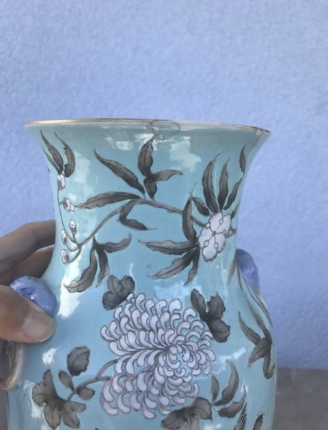 古玩陶瓷綠松石釉地粉彩雙鋪首花鳥紋瓶真品鑒賞圖