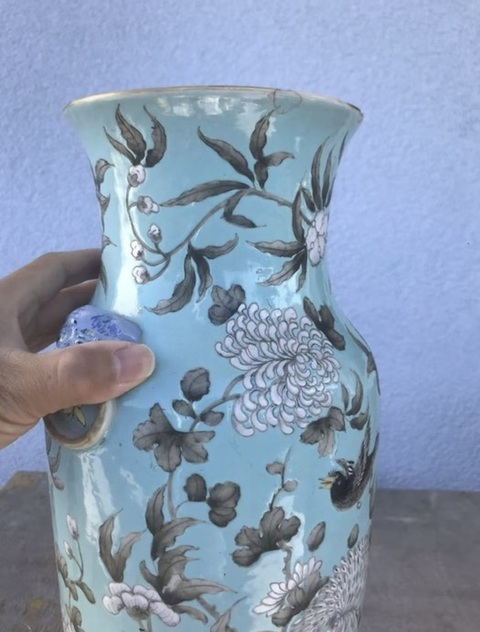 古玩陶瓷綠松石釉地粉彩雙鋪首花鳥紋瓶真品鑒賞圖