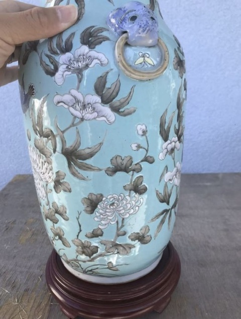 古玩陶瓷綠松石釉地粉彩雙鋪首花鳥紋瓶真品鑒賞圖