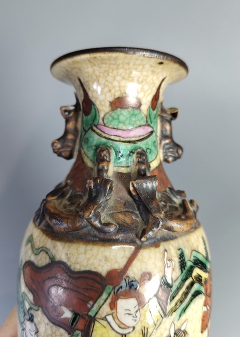 古玩陶瓷哥釉粉彩刀馬人物瓶真品鑒賞圖