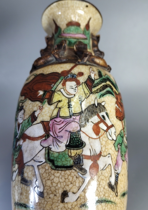 古玩陶瓷哥釉粉彩刀馬人物瓶真品鑒賞圖