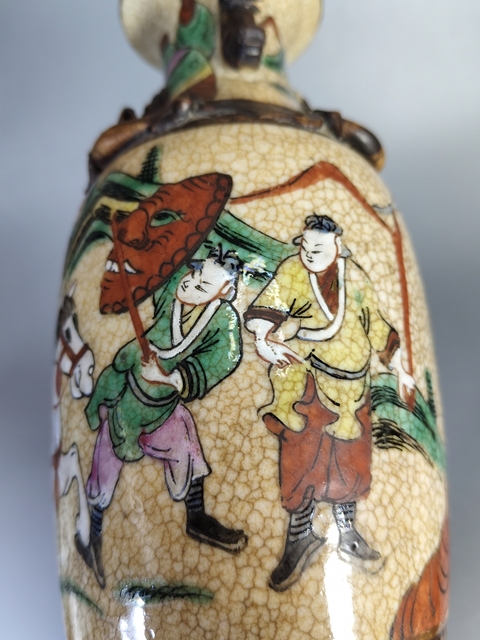古玩陶瓷哥釉粉彩刀馬人物瓶真品鑒賞圖
