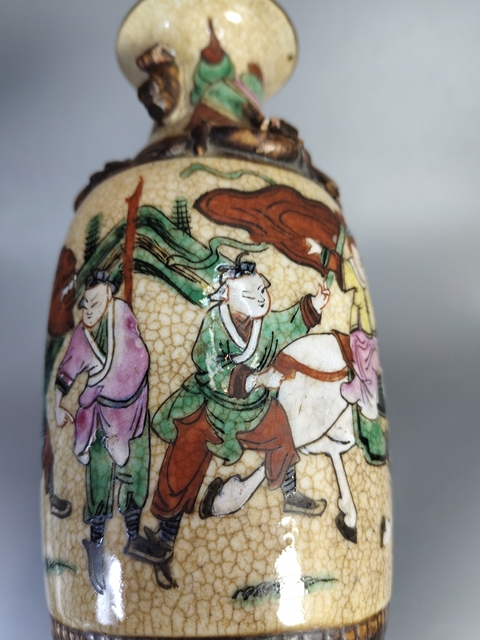 古玩陶瓷哥釉粉彩刀馬人物瓶真品鑒賞圖
