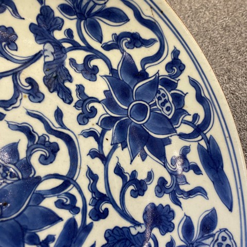 古玩陶瓷花卉紋青花盤真品鑒賞圖