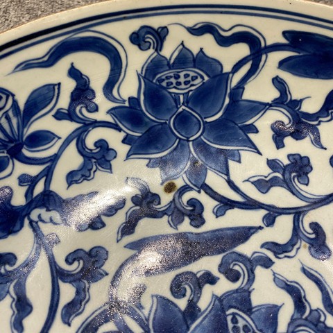 古玩陶瓷花卉紋青花盤真品鑒賞圖