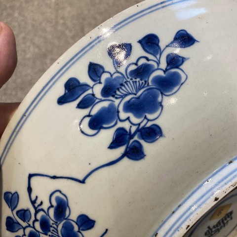 古玩陶瓷花卉紋青花盤真品鑒賞圖