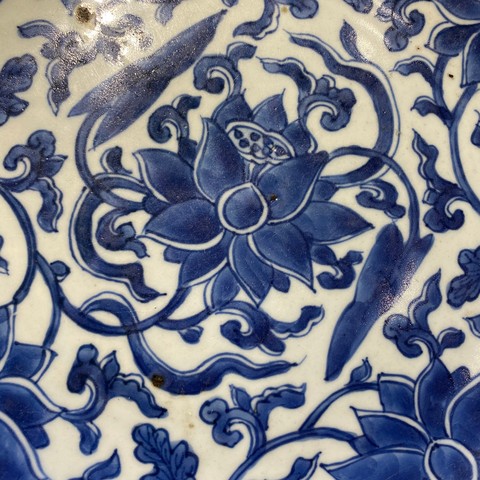 古玩陶瓷花卉紋青花盤真品鑒賞圖