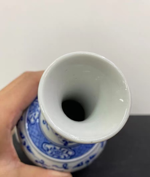古玩陶瓷清晚期青花纏枝蓮紋賞瓶真品鑒賞圖