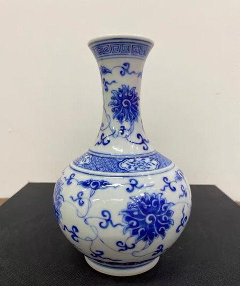 古玩陶瓷清晚期青花纏枝蓮紋賞瓶真品鑒賞圖